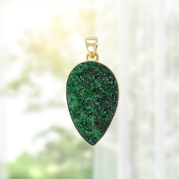 Pendente in Uvarovite, 5,0 cm, placcato oro, unico 099 | Marco Schreier