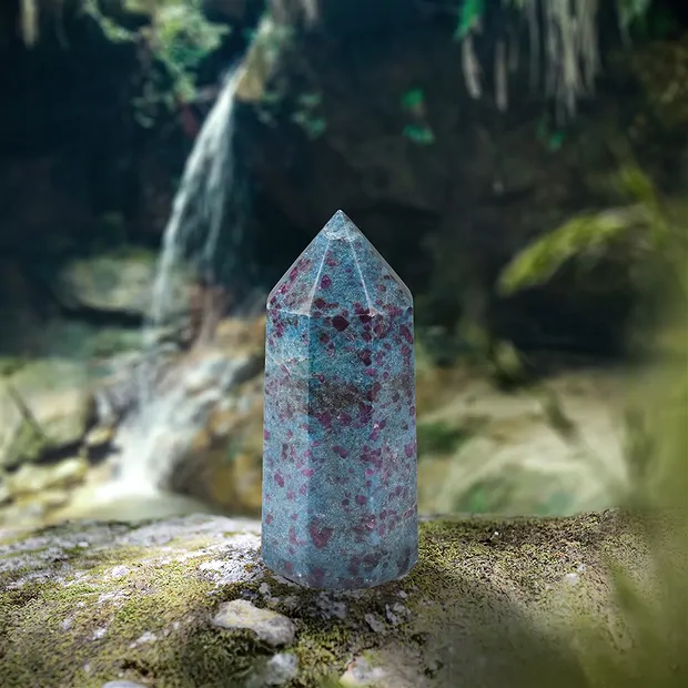 Pointe Disthène avec Rubis, 12cm, Pièces uniques 001 | Marco Schreier