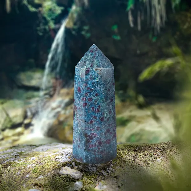 Pointe Disthène avec Rubis, 14cm, Pièces uniques 002 | Marco Schreier