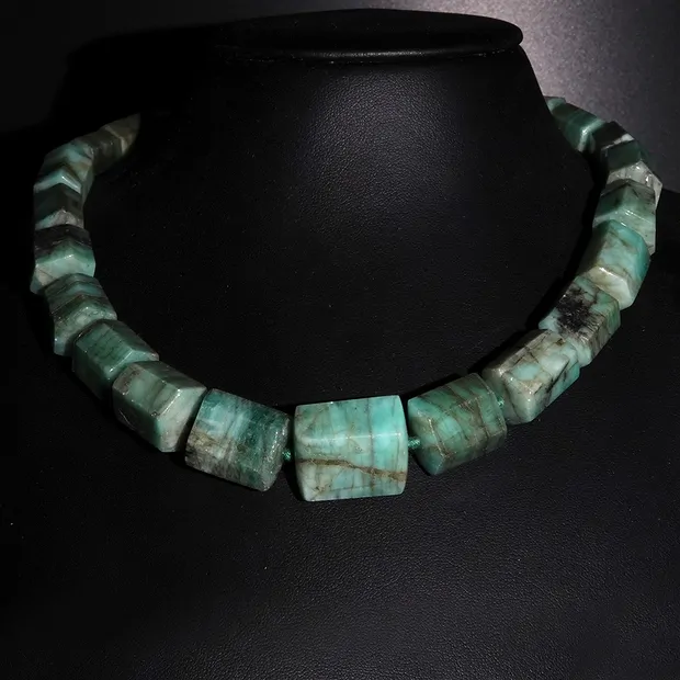 Rang de collier cylindre six faces Émeraude Pièces uniques 001 | Marco Schreier