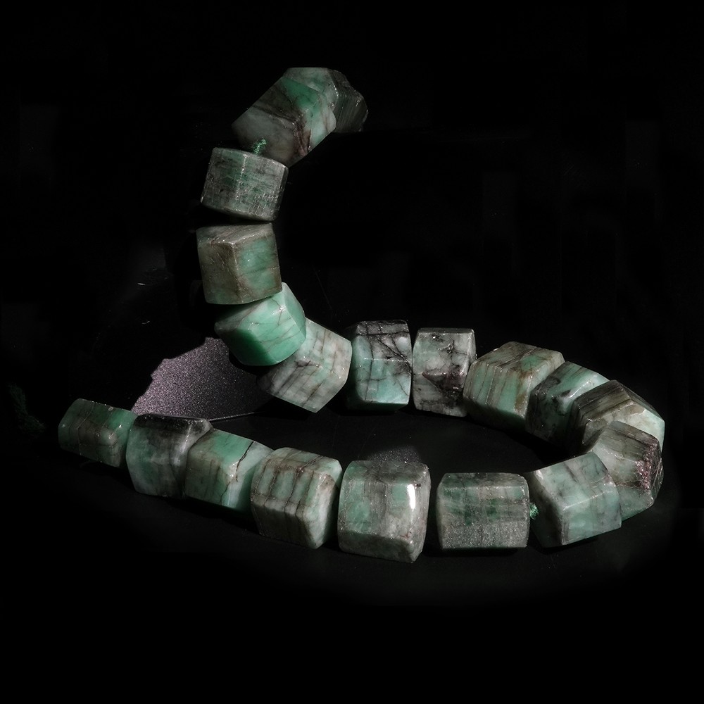 Rang de collier cylindre six faces Émeraude Pièces uniques 004 | Marco Schreier