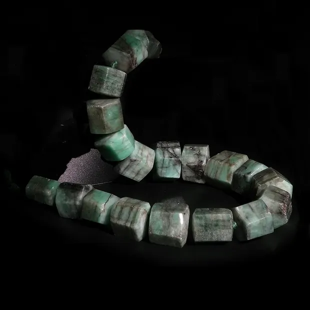 Rang de collier cylindre six faces Émeraude Pièces uniques 004 | Marco Schreier