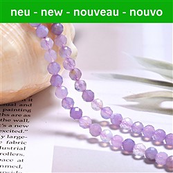 Nouveaux rangs de colliers de pierres pr&#xE9;cieuses et Appr&#xEA;ts pour bijoux