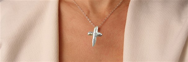 Cruces y anclas de piedras preciosas perforadas | Marco Schreier