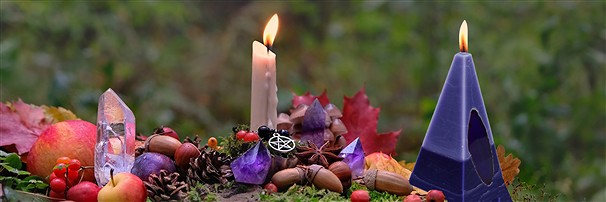 Bougies avec des pierres précieuses et guirlandes lumineuses | Marco Schreier