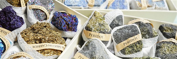 Flats and cartons with raw minerals | wholesaler gems, healing stones & jewelry - page 2