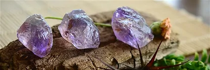 Amethyst-Rohsteine, Spitzen und Drusen | Edelsteine, Heilsteine & Schmuck-Handel