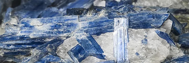 Cianite (Kyanite) | Pietra burattata e gioielli di cianite blu