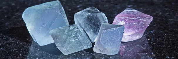 Pietre grezze e burattate di fluorite | grossista gemme e pietre curative