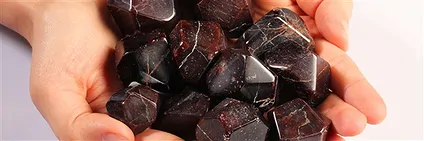 Tumbled Stones and Rough Stones Garnet | Schreier gems, healing stones & jewelry