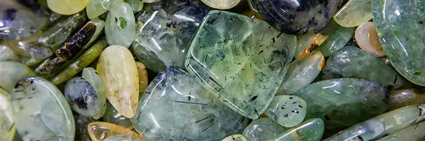 Prehnit (grün) | Schreier Mineralienhandlung Edelsteine, Heilsteine & Schmuck