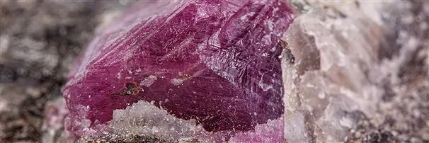 Rubin | Marco Schreier Mineralienhandlung Edelsteine, Heilsteine & Schmuck