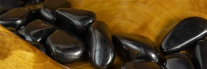 Rohsteine & Trommelsteine Schungit | Großhandel Edelsteine, Heilsteine & Schmuck
