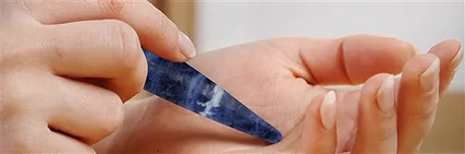 Bienestar y masaje con Sodalita | piedras preciosas, piedras curativas y joyería