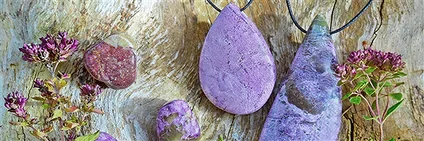 Stichtite and stichtite in matrix | wholesaler gems, healing stones & jewelry