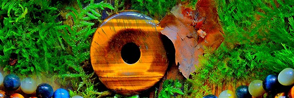 Pezzi di pietra forata e ciambelle di occhio di tigre | Marco Schreier