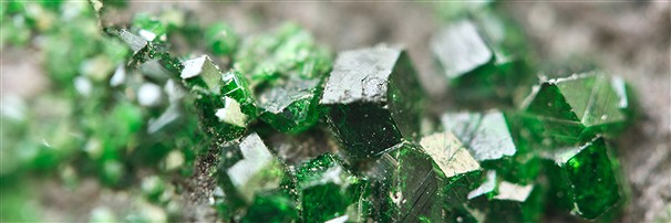 Uvarovite (chrome garnet) | Schreier - wholesaler gems, healing stones & jewelry - page 2