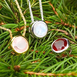 Pendentif solitaire &#xE0; facettes