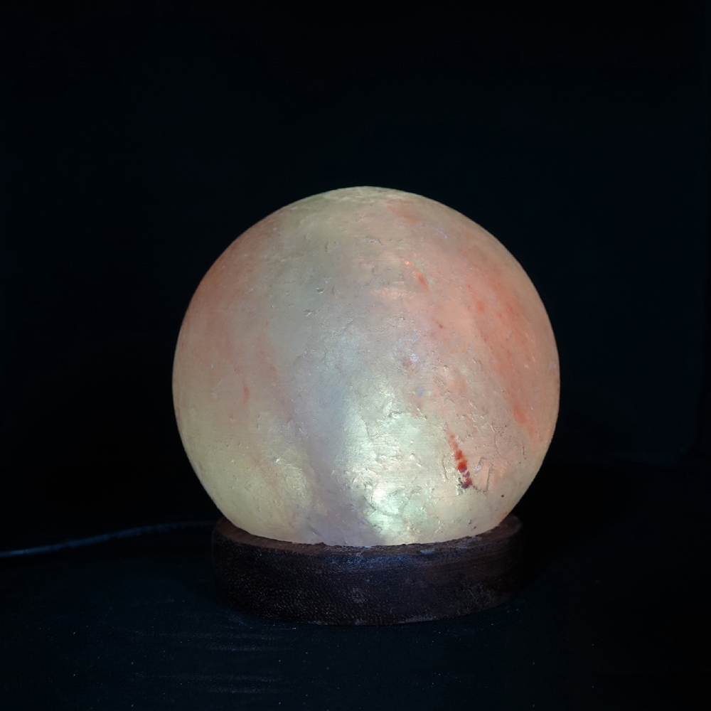 Lampe de sel "Boule" avec socle en bois, 9cm / 0,7kg, prise USB, couleurs changeantes