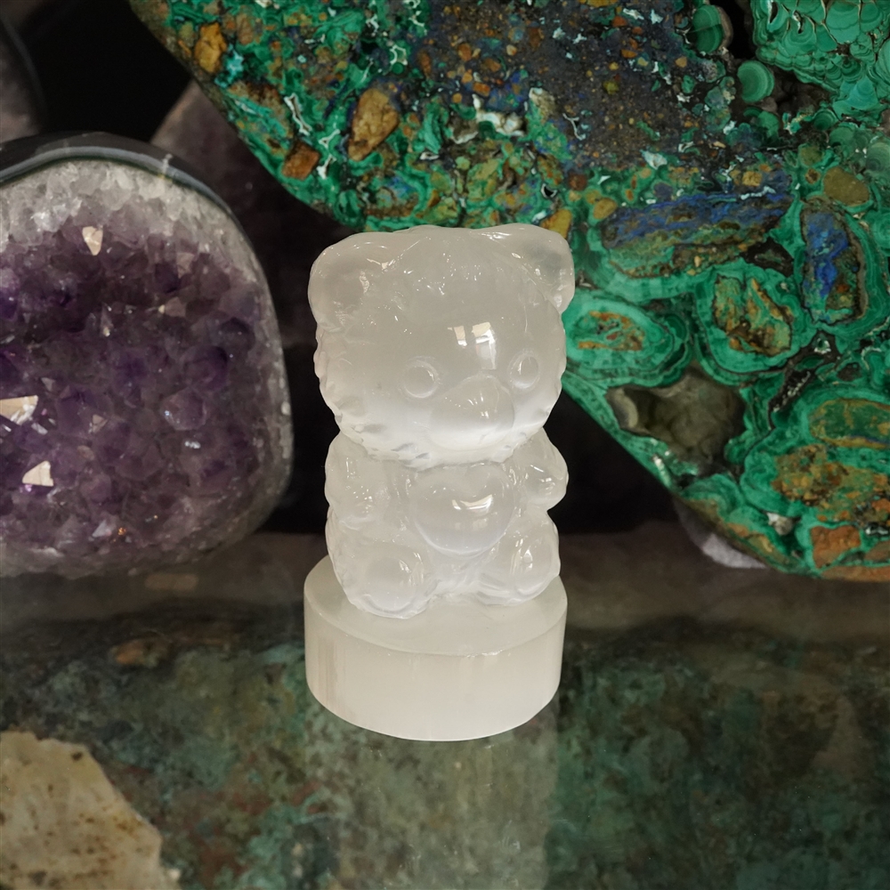 Orso da incisione con cuore, selenite (bianca), 9,5 cm