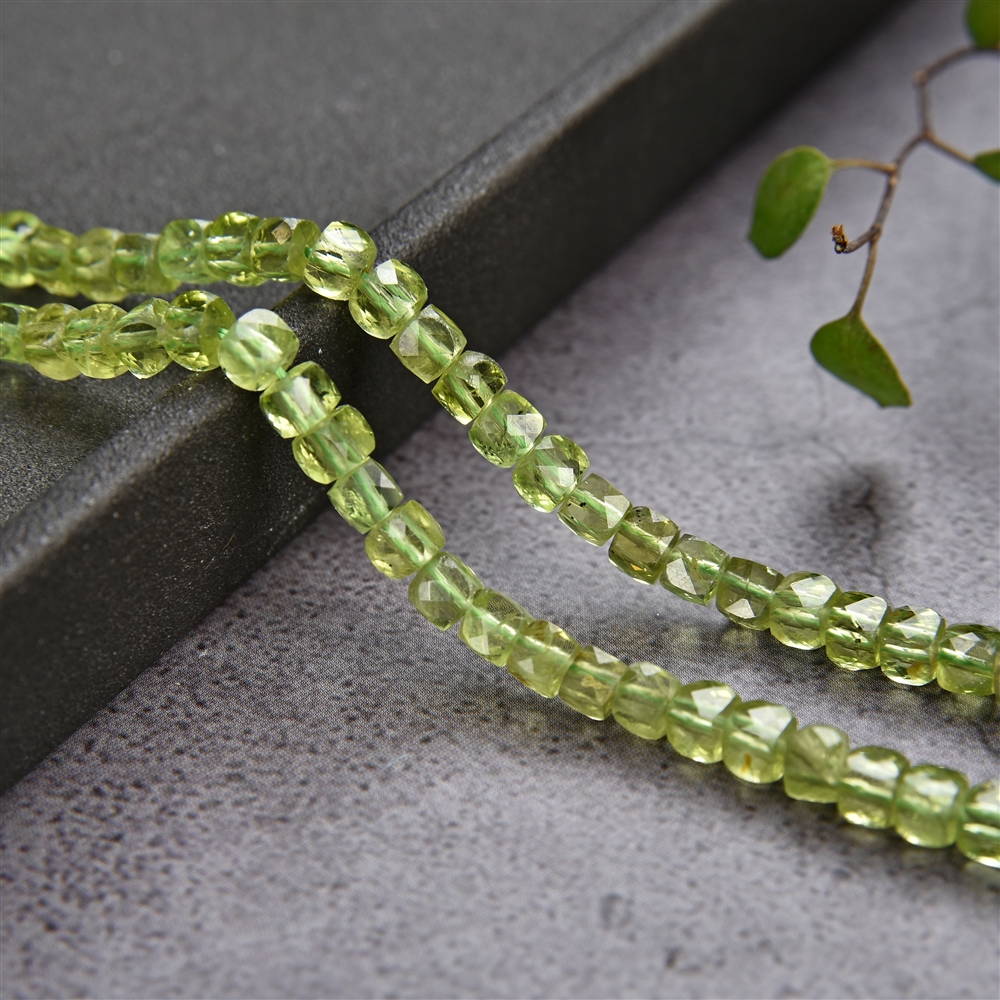 Strang Würfel, Peridot, facettiert, 04mm (39cm)