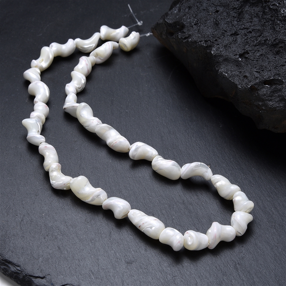 Strand of nuggets, Mother of Pearl (light), 08-15 x 06-09mm (38cm)