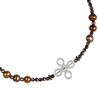 Rang de collier noeud chinois, nacre (foncée), 13 x 13mm