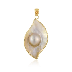 242009250074 Mabé pearl pendant, freeform (50 x 35mm), 6.2cm, gold-plated | Marco Schreier