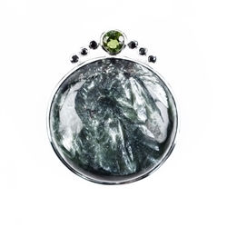 242018210124 Pendentif Serafinite rond (35mm), Tourmaline (verte), Spinelle, 4,5cm | Marco Schreier